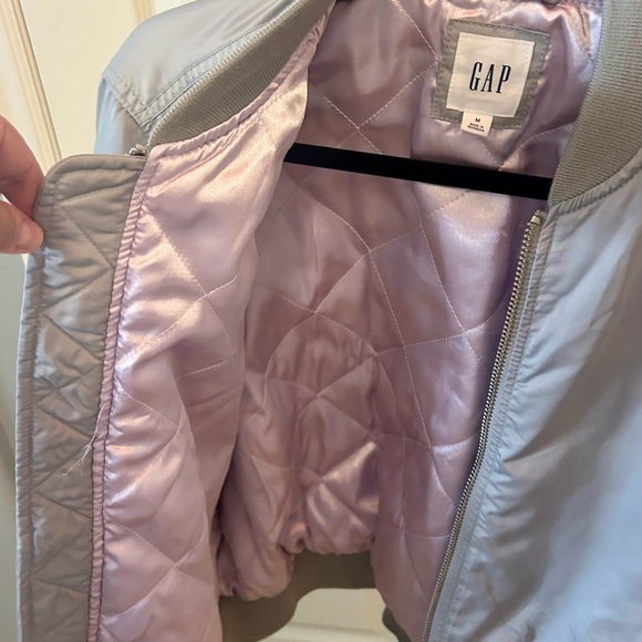 🩶💜NWT GAP Silver Bomber Jacket w/ Lavender Lining Zip Front w/ Pockets Size M - Picture 4 of 13